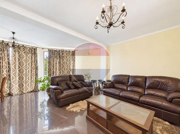 Casă individuală cu 6 camere cu Teren 7320 Mp în Curcani