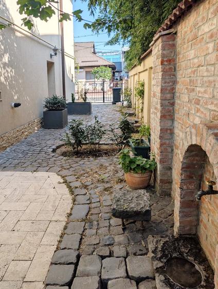 Casă individuală cu 7 camere cu Garaj în Tineretului
