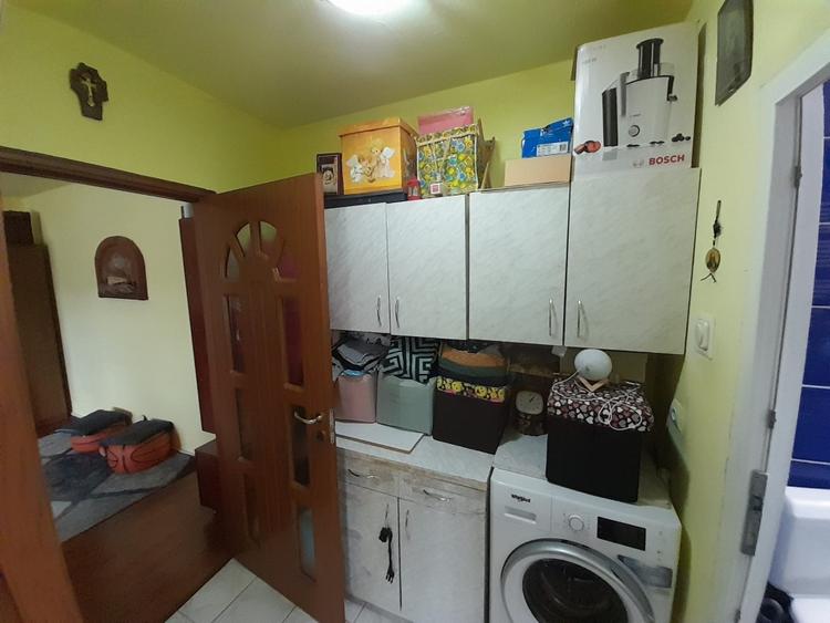 Apartament cu 3 camere semidecomandat, mobilat în Independenței