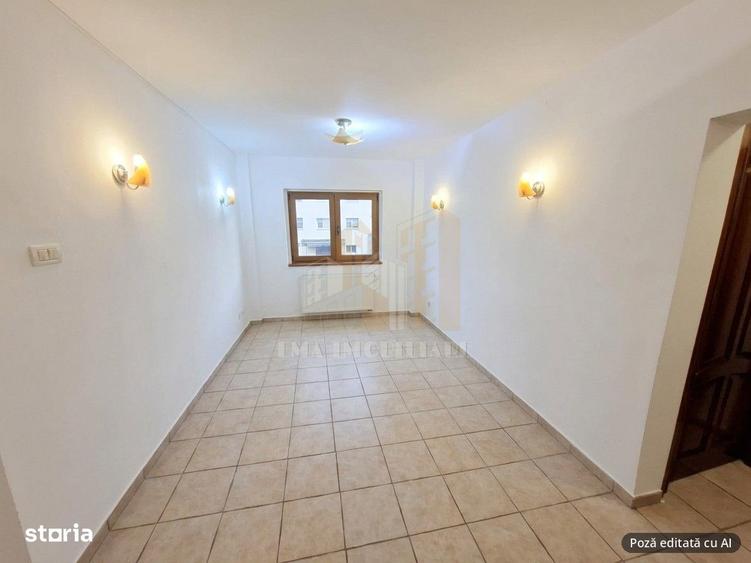 Apartament cu 4 camere semidecomandat în Triaj