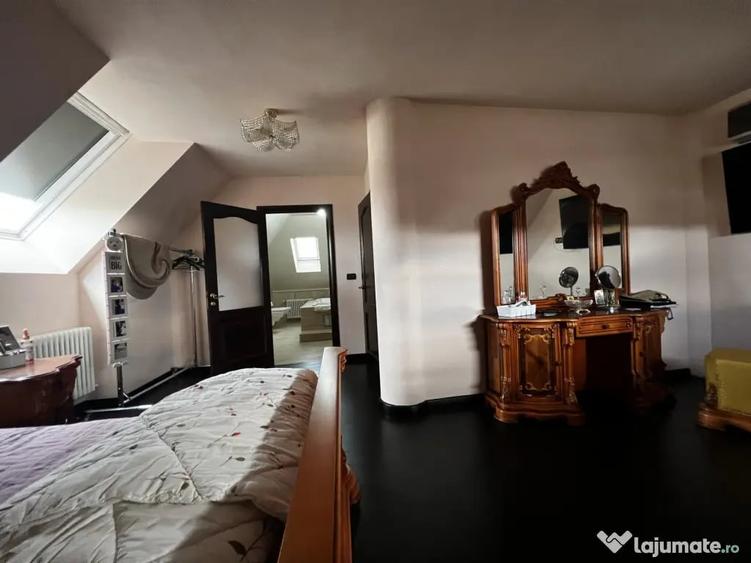 Casă cu 7 camere cu Teren 826 Mp în Dumbrăvița