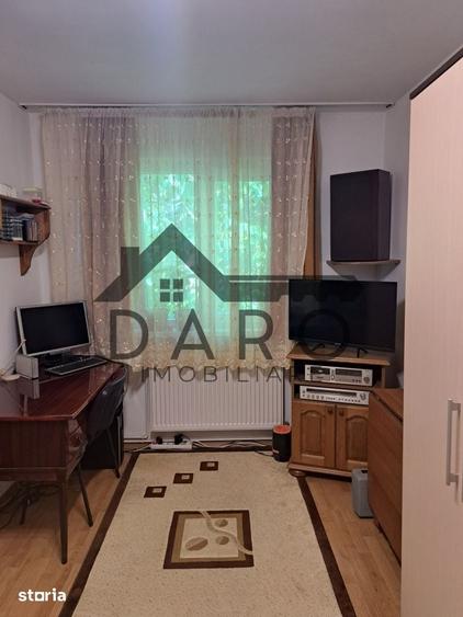 Apartament cu 3 camere semidecomandat în Dâmbu Pietros