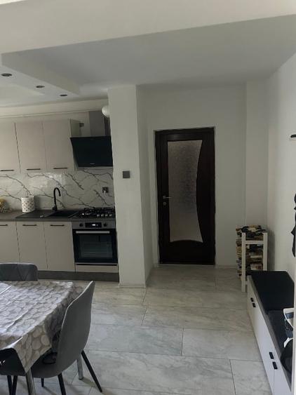 Apartament cu 3 camere semidecomandat, mobilat în Micro 15