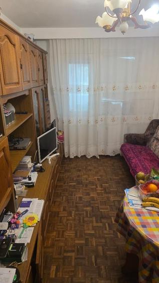 Apartament cu 3 camere semidecomandat în Groapa