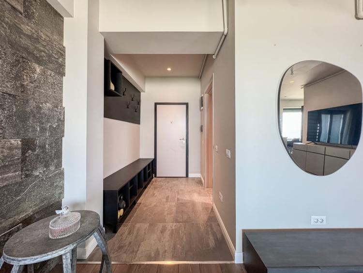 Apartament cu 3 camere semidecomandat, mobilat în Mamaia