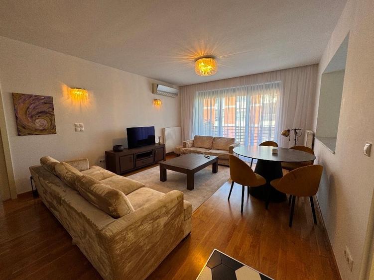 Apartament cu 3 camere semidecomandat în Sisești