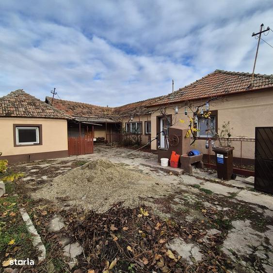 Casă cu 4 camere în Fiscut