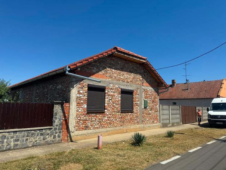 Casă individuală cu 4 camere cu Teren 600 Mp în Central