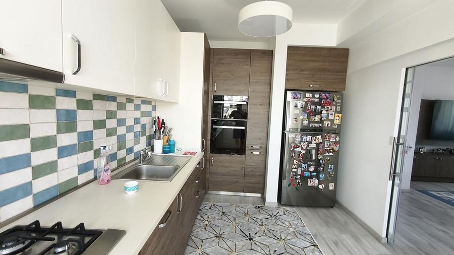 Apartament cu 4 camere decomandat în Est