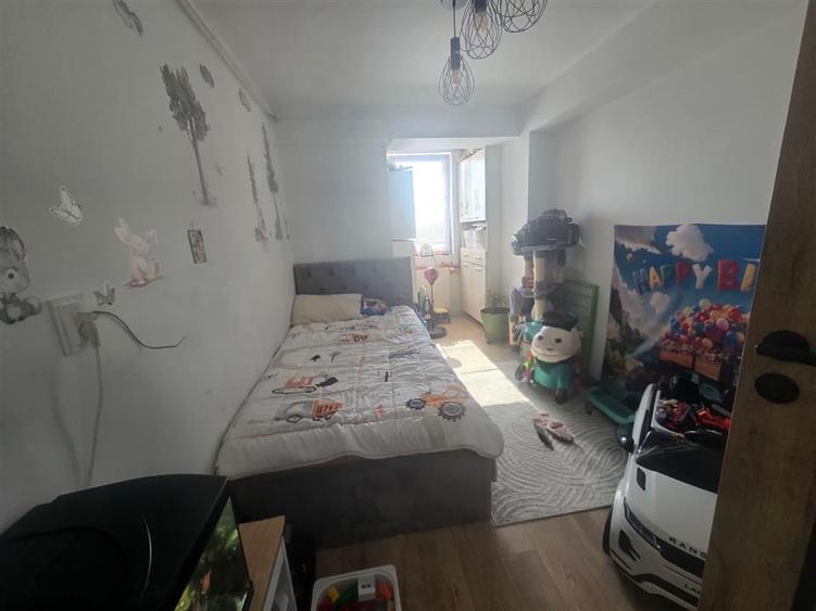 Apartament cu 3 camere decomandat, mobilat în Șcheia