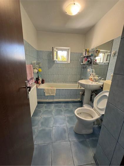 Apartament cu 3 camere semidecomandat în 1 Decembrie