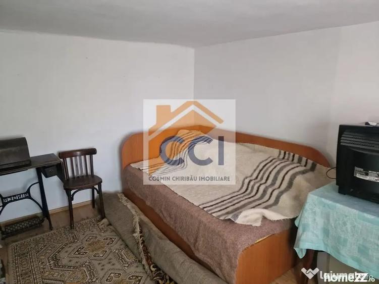 Casă cu 5 camere cu Teren 10426 Mp în Est