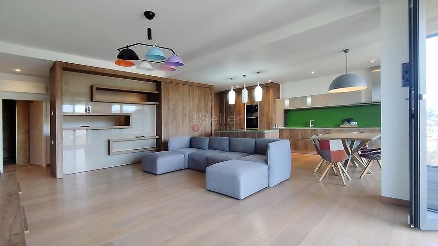 Apartament cu 3 camere semidecomandat, mobilat în Central