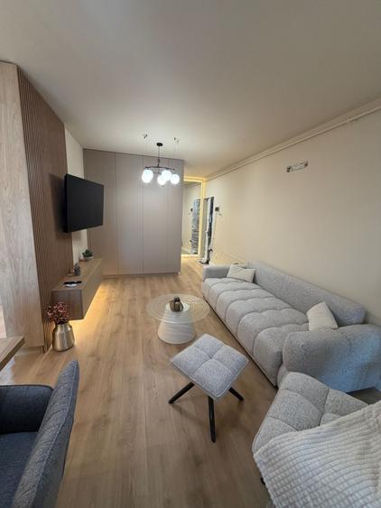 Apartament cu 3 camere semidecomandat, mobilat în Florești