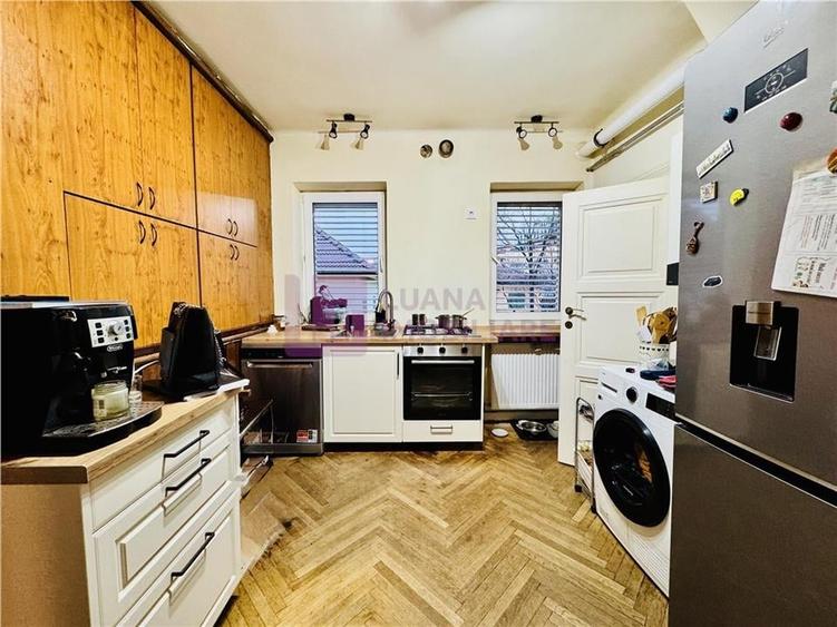 Apartament cu 3 camere semidecomandat, mobilat în Central