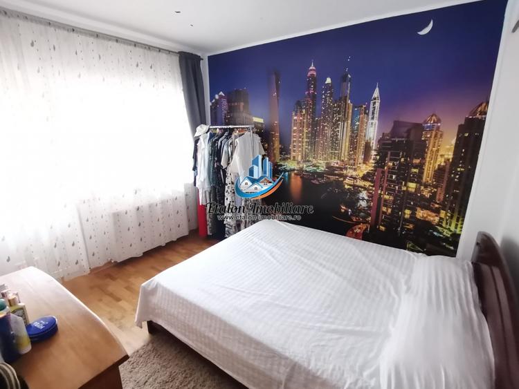 Apartament cu 4 camere decomandat în Periferie