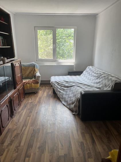 Apartament cu 3 camere semidecomandat în Sârbi
