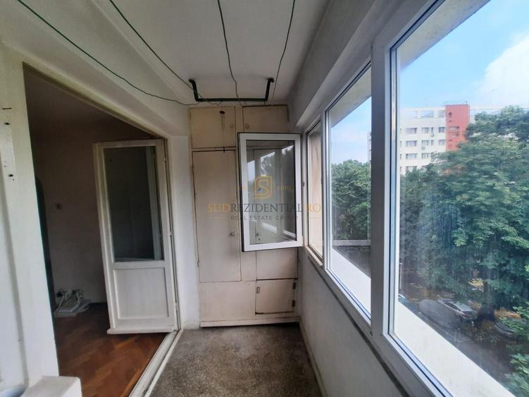 Apartament cu 3 camere semidecomandat în Berceni