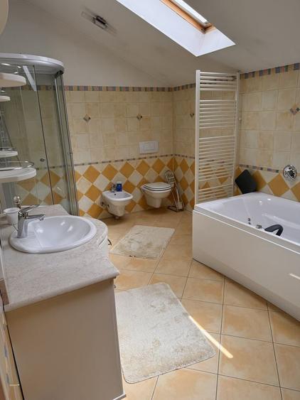 Casă cu 4 camere cu Teren 2200 Mp în Central