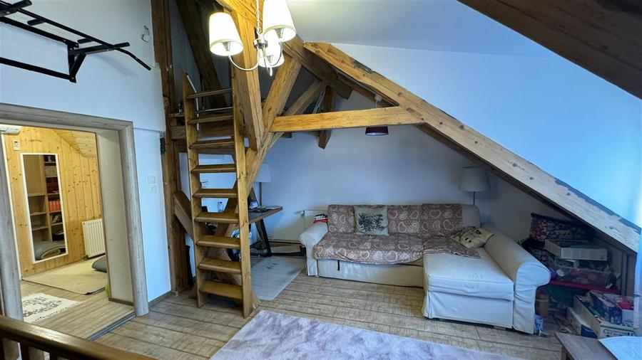 Penthouse cu 4 camere circular, mobilat în Schei