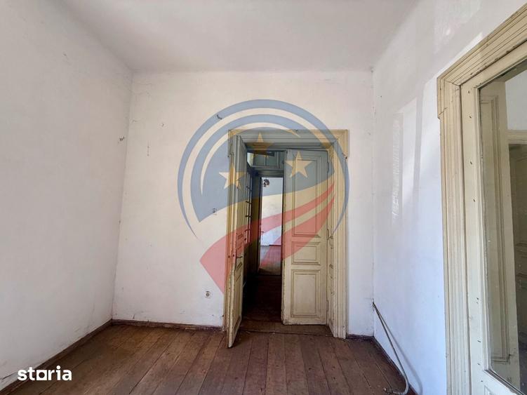 Casă cu 7 camere cu Teren 330 Mp în Central