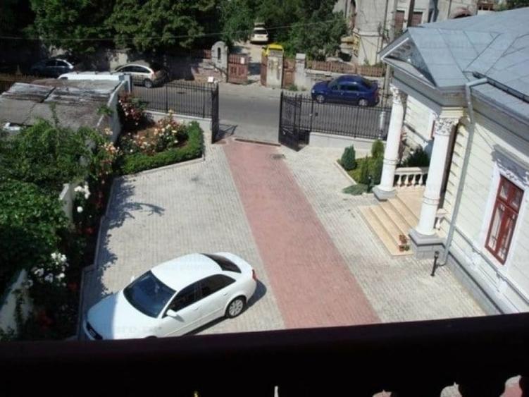 Casă cu 33 camere cu Garaj în Armeneasca
