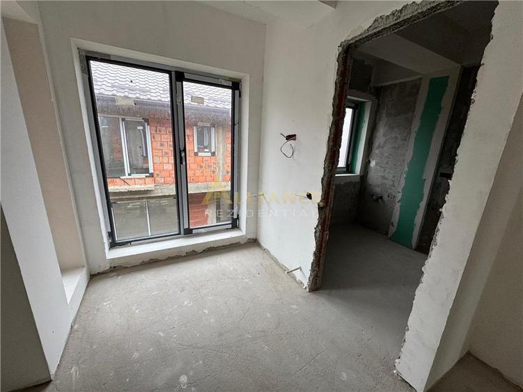 Duplex cu 4 camere cu Canalizare în Central