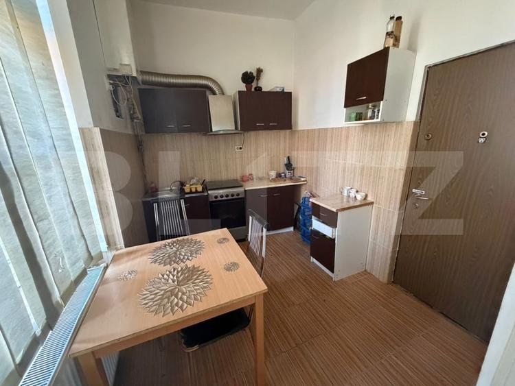 Apartament cu 3 camere semidecomandat, mobilat în Traian