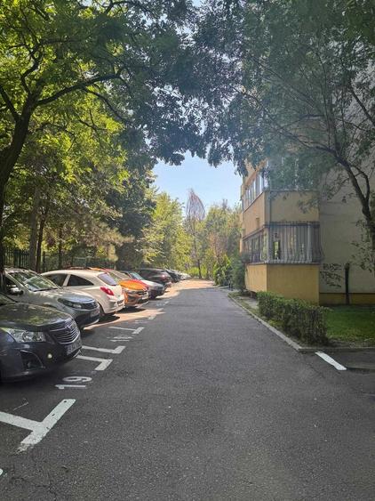 Apartament cu 4 camere decomandat în Tei