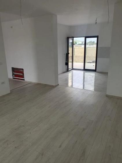 Casa Individuala | 4 camere 3 dormitoare 2 Bai | Asfalt | Remetea-Mare - 1