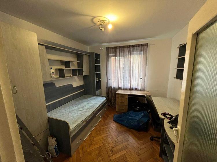 Apartament cu 3 camere semidecomandat în Cetate