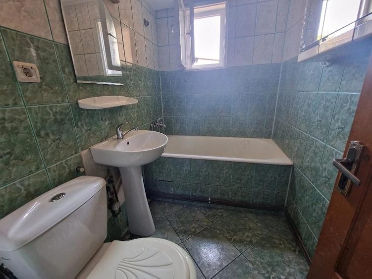 Apartament cu 3 camere decomandat în Exterior Vest