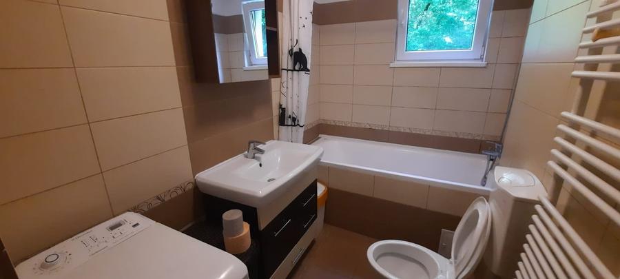 Apartament cu 3 camere semidecomandat, mobilat în Budai
