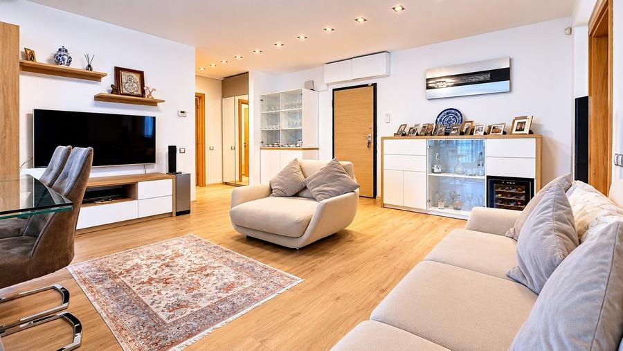 Apartament cu 4 camere semidecomandat, mobilat în DN 1