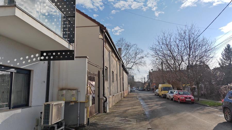 Casă individuală cu 6 camere cu Canalizare în Lipovei