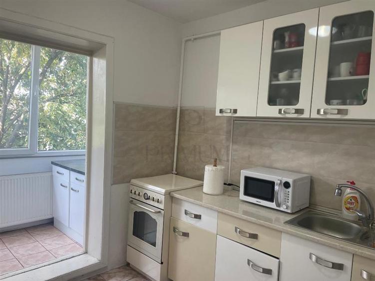 Apartament cu 3 camere decomandat, mobilat în Girocului