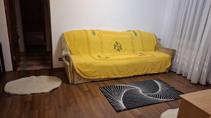 Apartament cu 3 camere semidecomandat în Șcheia