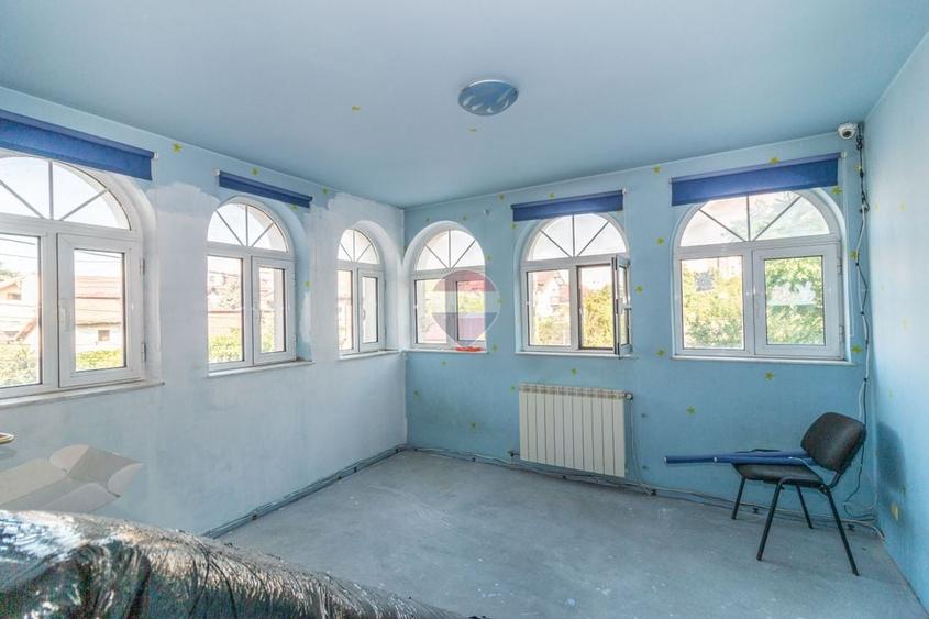 Casă individuală cu 7 camere cu Teren 250 Mp în Drumul Taberei
