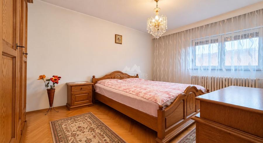 Casă individuală cu 4 camere cu Canalizare în Colentina