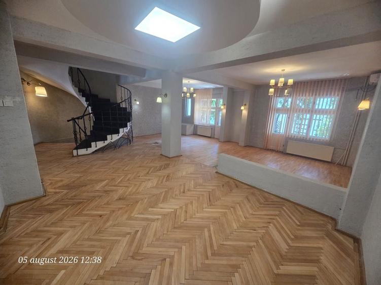 Casă individuală cu 12 camere cu Canalizare în Central