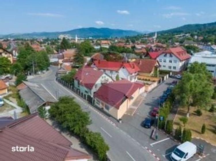 Casă cu 8 camere cu Teren 720 Mp în Central