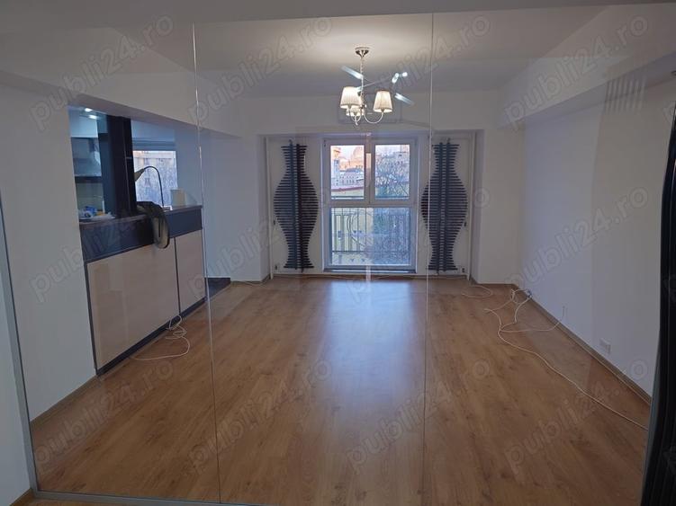 Apartament cu 4 camere decomandat în Libertății