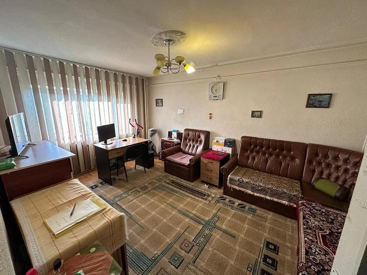 Apartament cu 3 camere decomandat în Sud