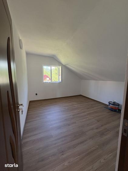 Casă cu 9 camere cu Teren 950 Mp în Cetățeni