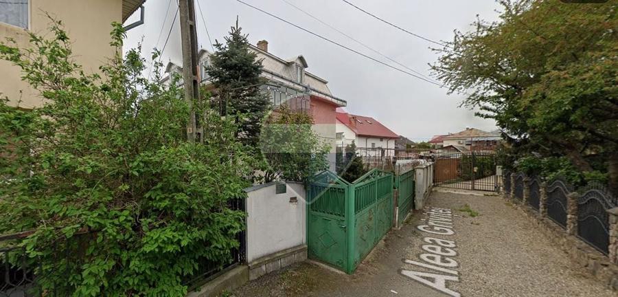 Casă individuală cu 7 camere cu Teren 583 Mp în Central