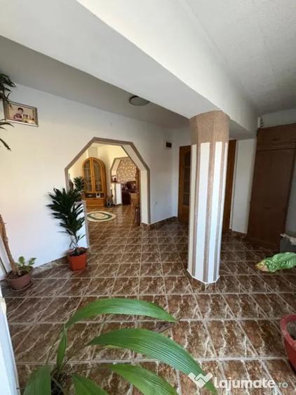 Casă cu 5 camere cu Teren 1600 Mp în Săcălășeni