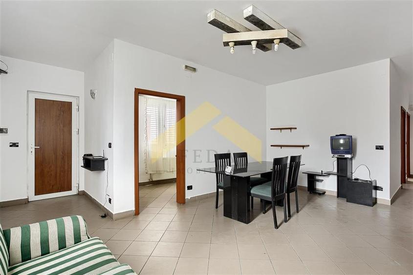 Apartament cu 3 camere semidecomandat în Galșa