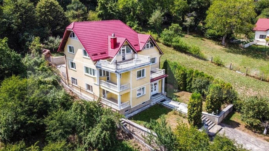 Casă individuală cu 8 camere cu Garaj în Codlea