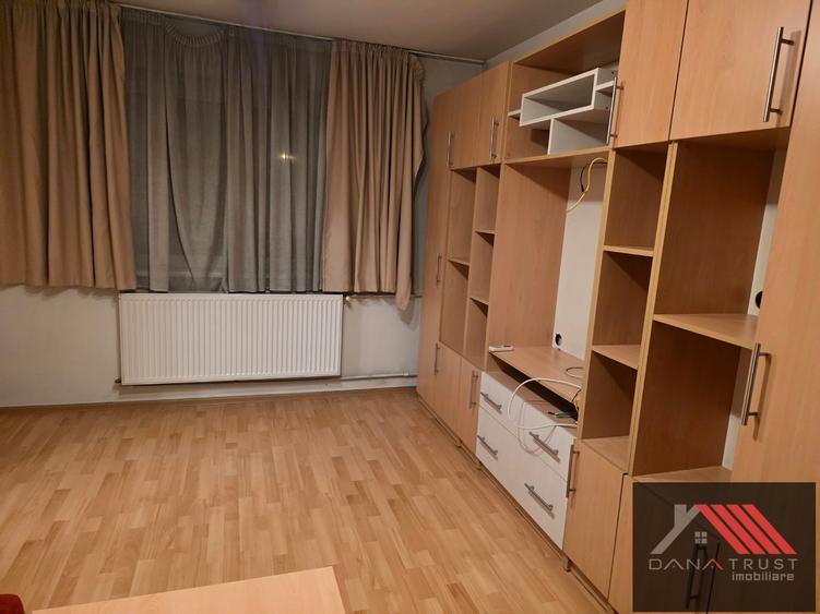 Apartament cu 3 camere semidecomandat, mobilat în Circumvalațiunii