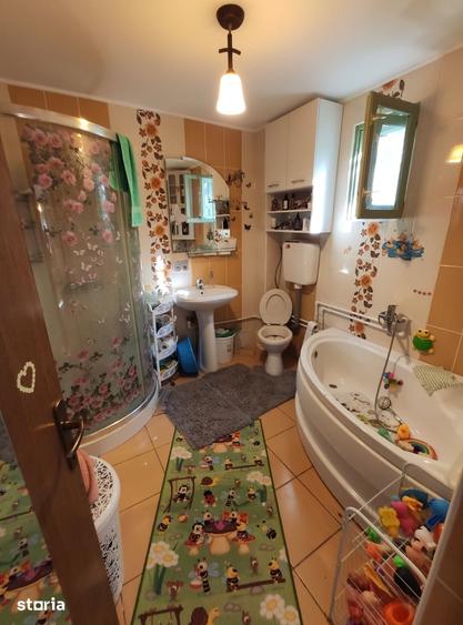 Casă cu 5 camere cu Teren 3450 Mp în Nuci